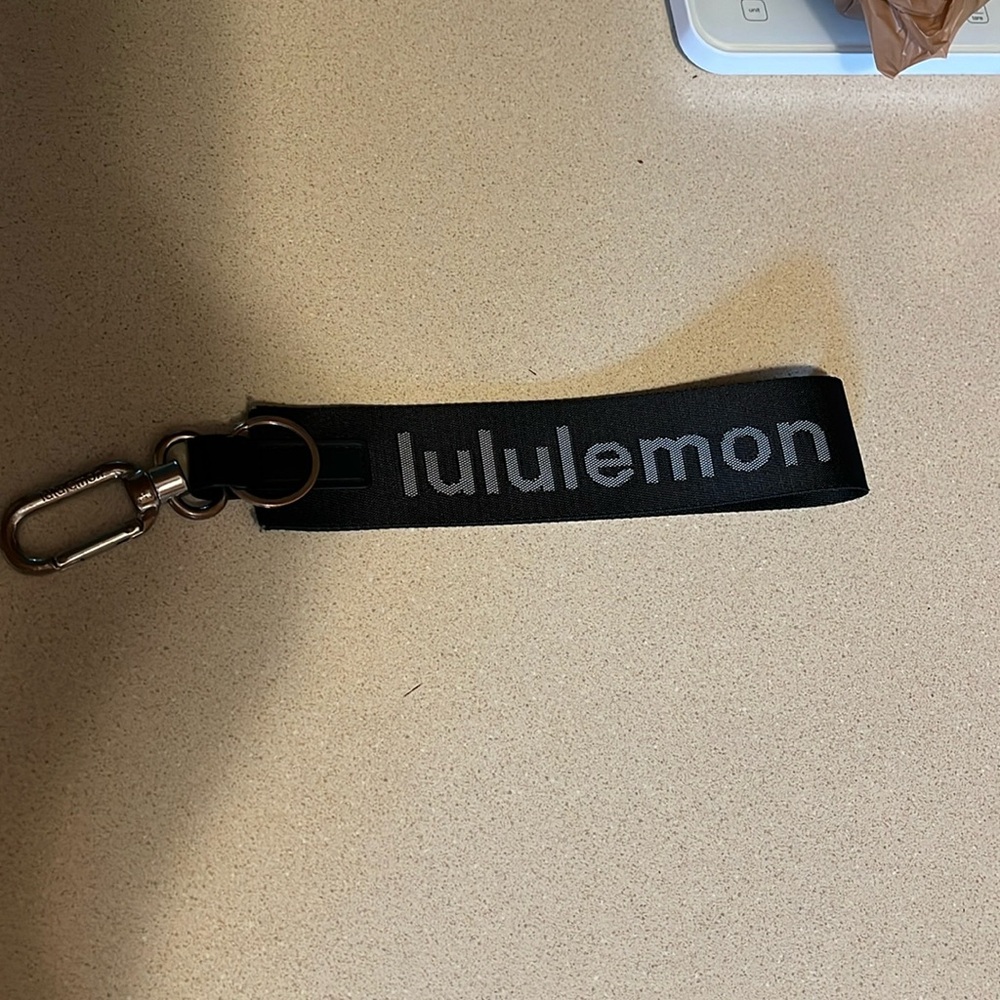 lululemon 🍋 never lost keychain
